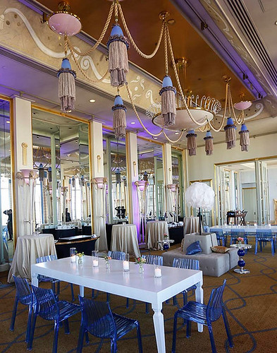 Salle de réception décorée pour un mariage avec compositions florales